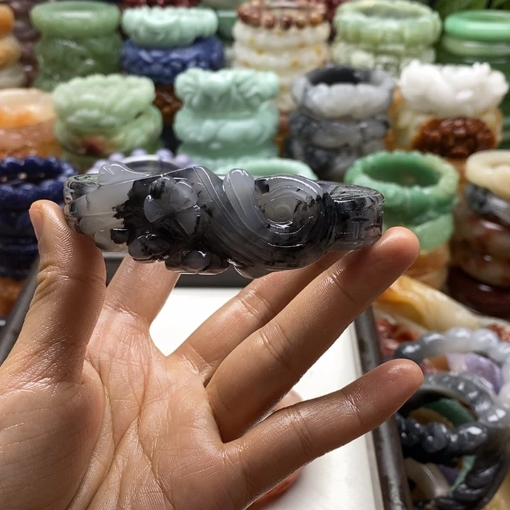 咔***吃石英岩玉未镶嵌手镯