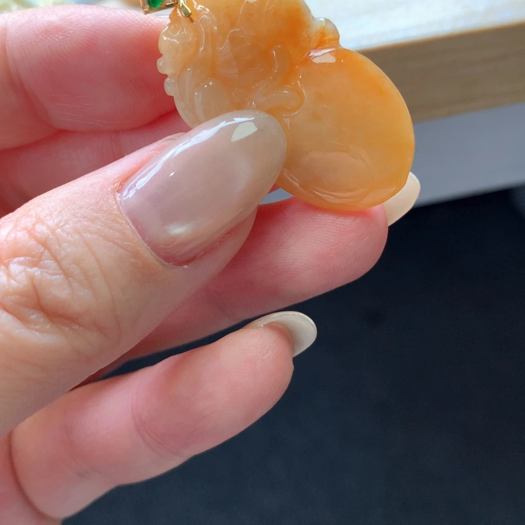 翡翠18K金镶嵌颈饰吊坠