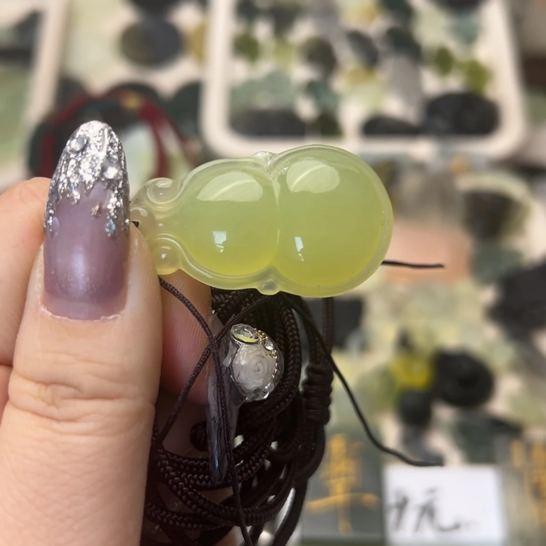 蛇纹石玉颈饰合金