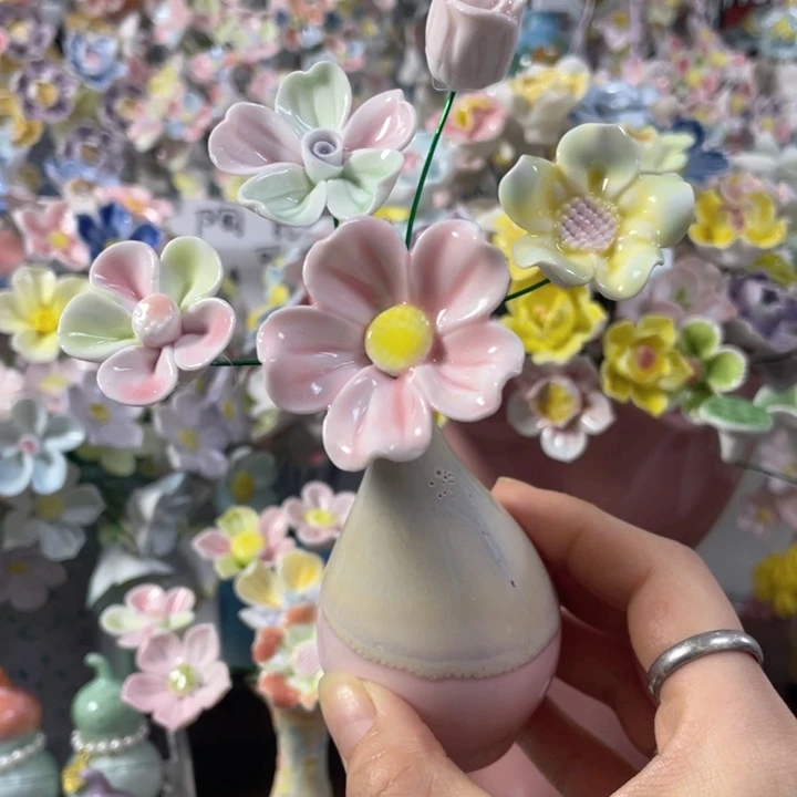 陶瓷粉色小花瓶搭配陶瓷花