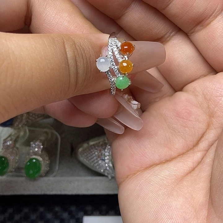 颈饰未镶嵌翡翠戒指