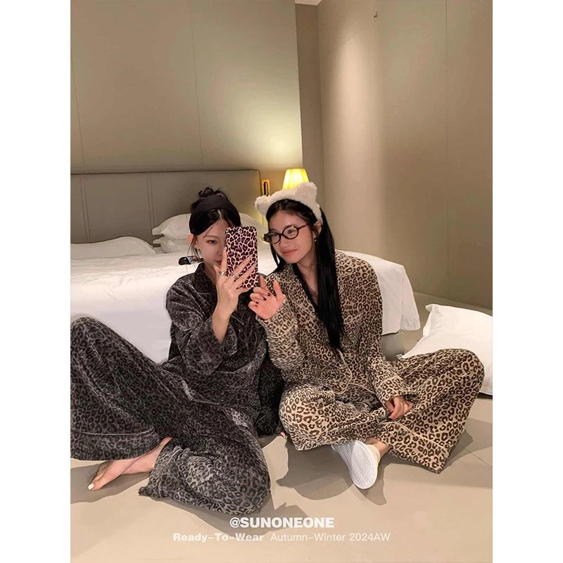 洋气宽松风双色豹纹德绒睡衣女秋冬季新款薄绒翻领长袖家居服套装