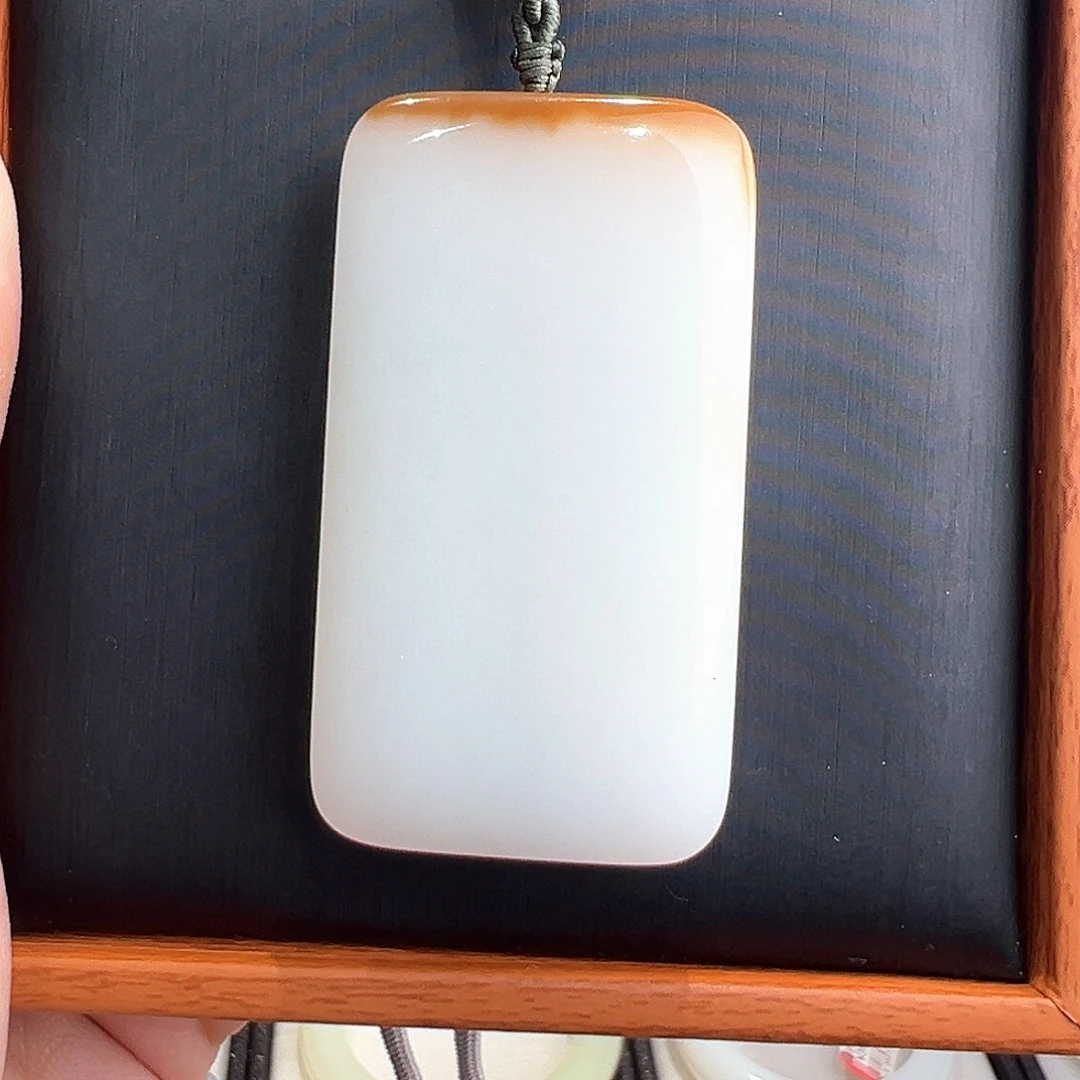 陕***司和田玉未镶嵌颈饰