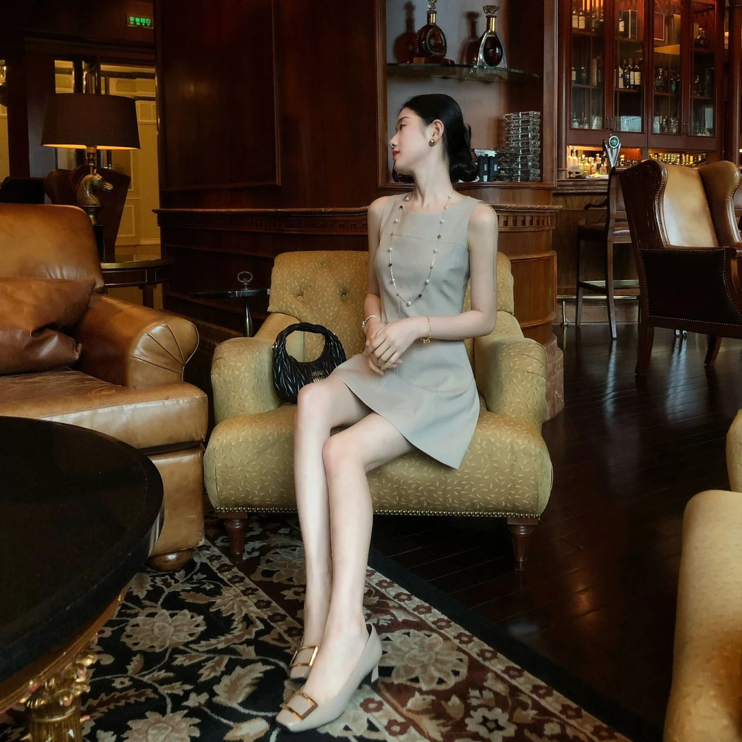 奶茶温柔设计感气质A字裙夏季显瘦背心裙无袖高腰名媛连衣裙短裙