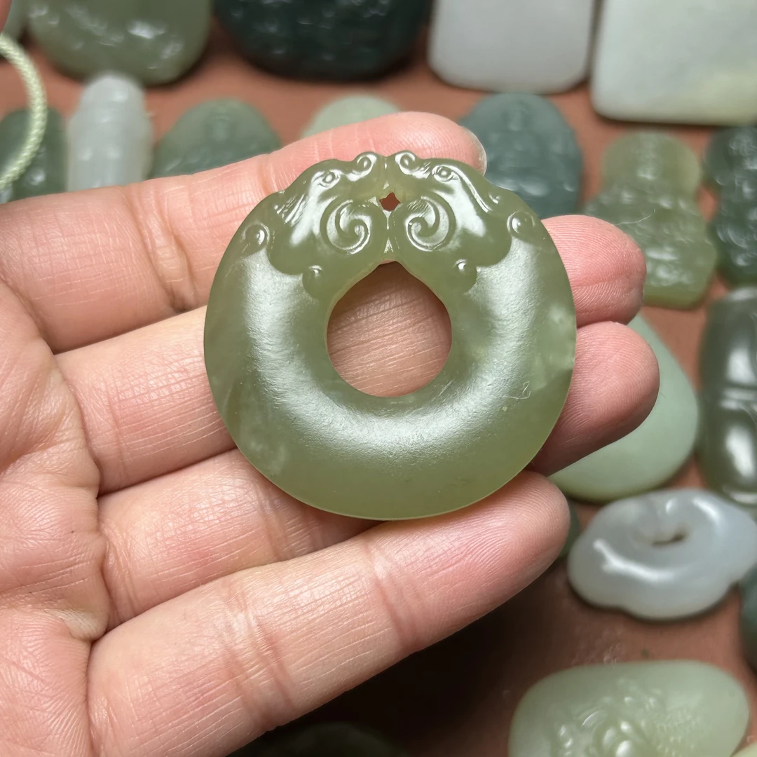 精品和田玉小挂件