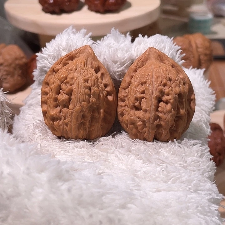 吾***己文玩核桃吊坠34 36赤龙鸡心 3606