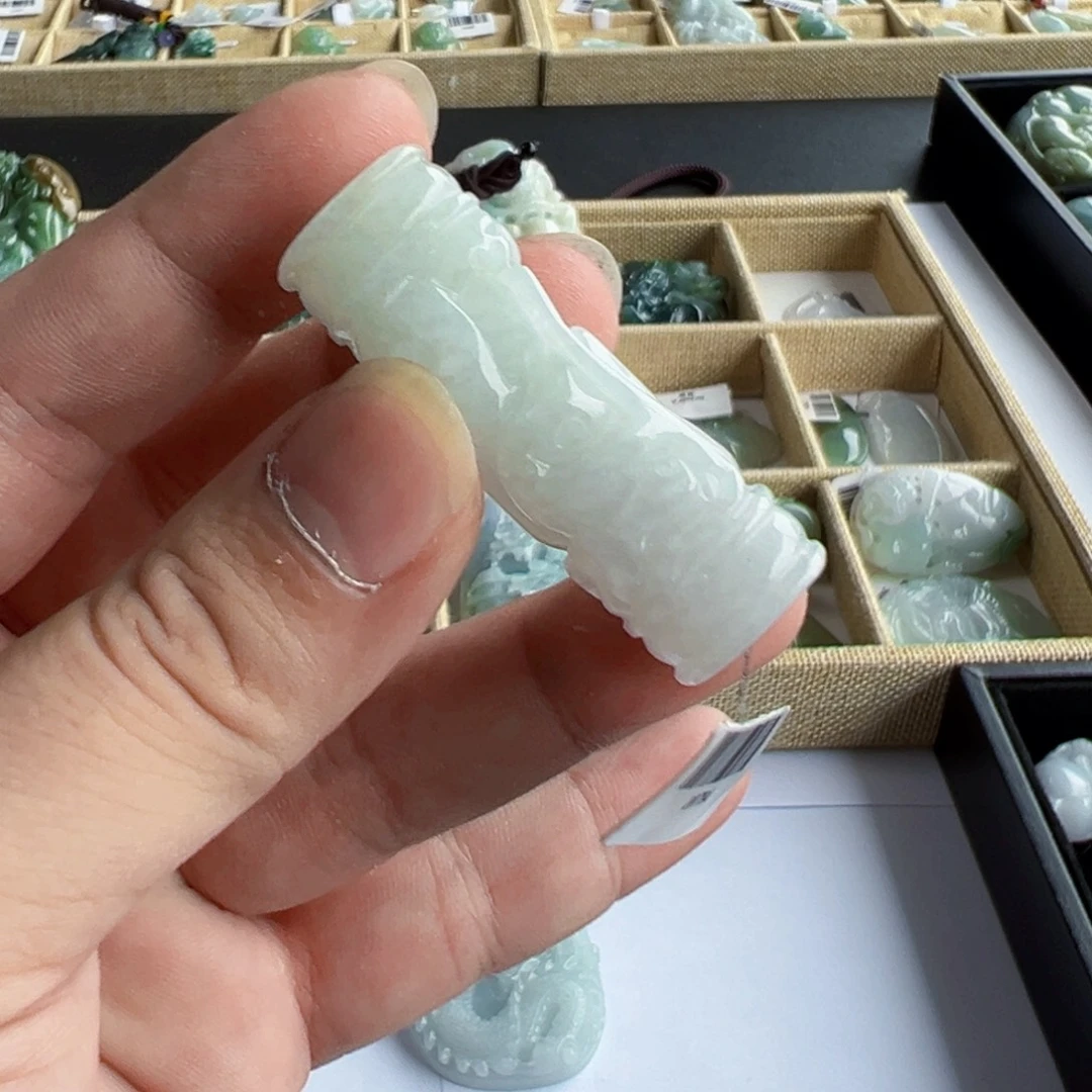 翡翠未镶嵌颈饰挂件