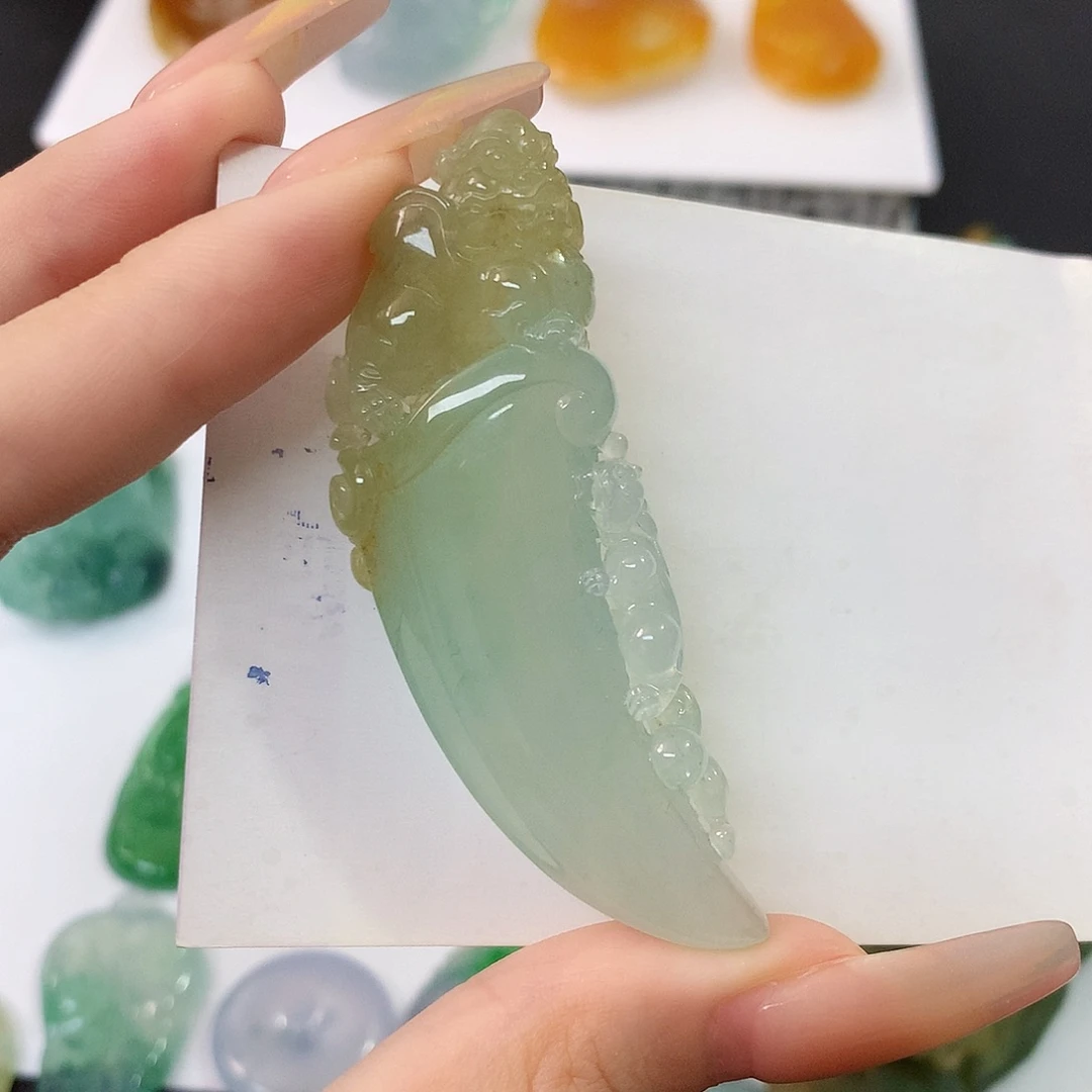 夏***风翡翠未镶嵌颈饰龙牙