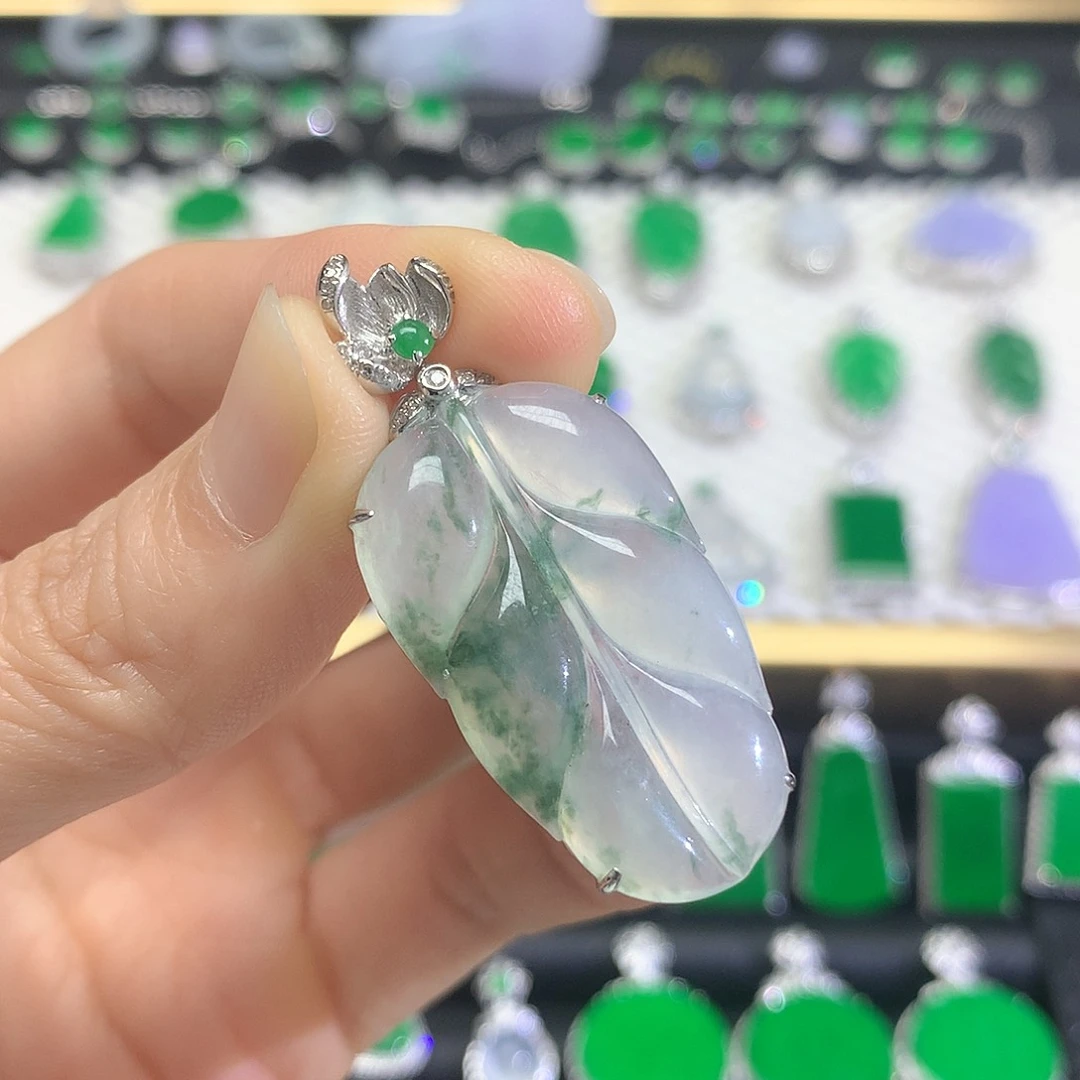 颈饰18K金镶嵌翡翠吊坠