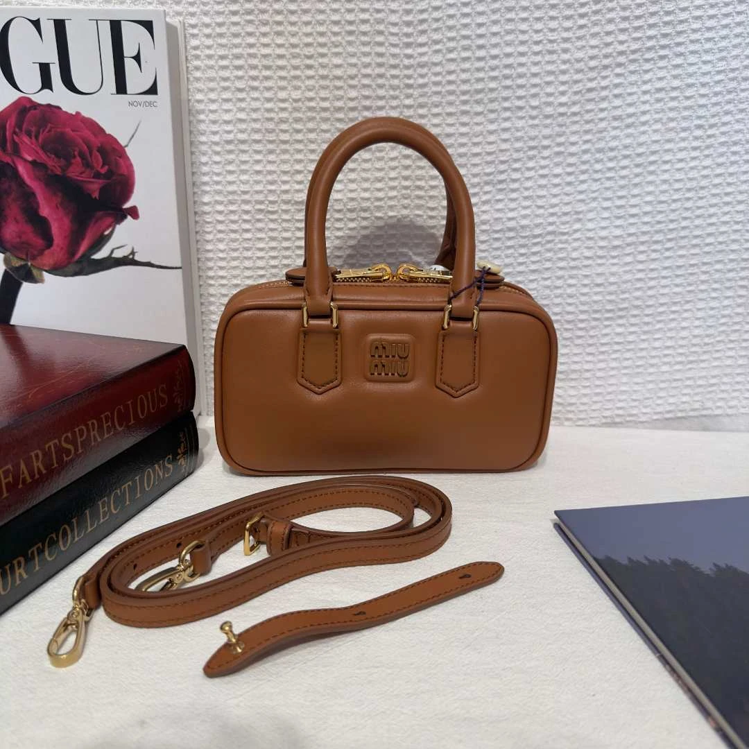 未使用 MIU MIU/缪缪 壹所奢品/保龄球mini光面干邑色斜挎包/全新