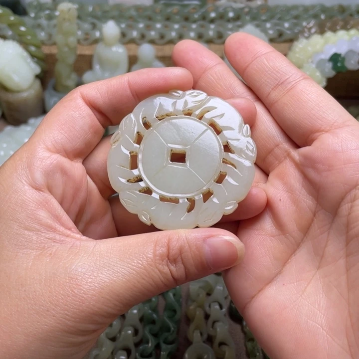 越***司和田玉未镶嵌颈饰