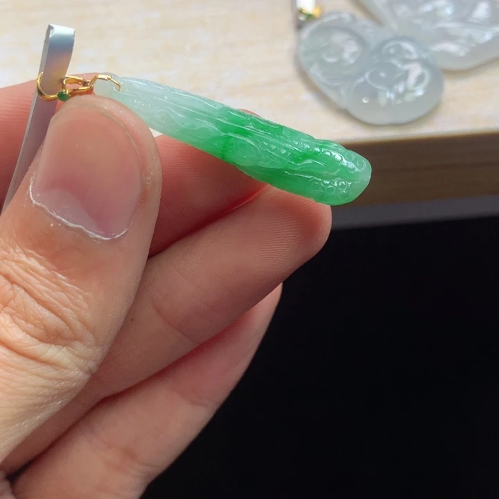 翡翠未镶嵌颈饰吊坠