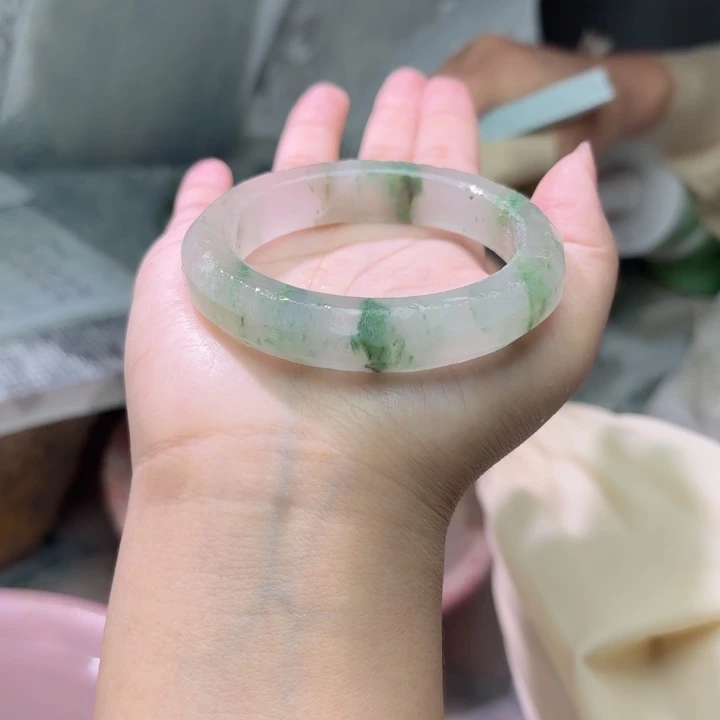 遇****未镶嵌手镯石英质玉（非洲翠）定制