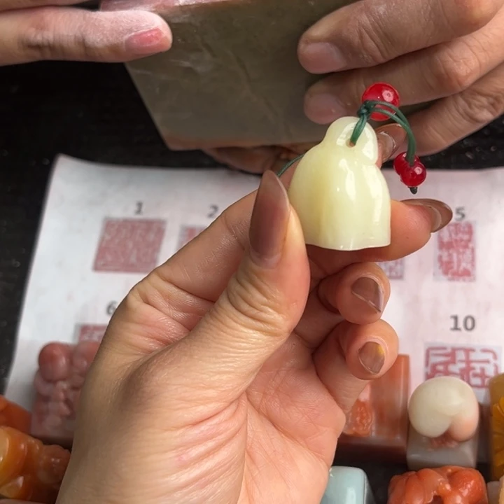 东***军印石寿山石现场纯手工制作工艺精美