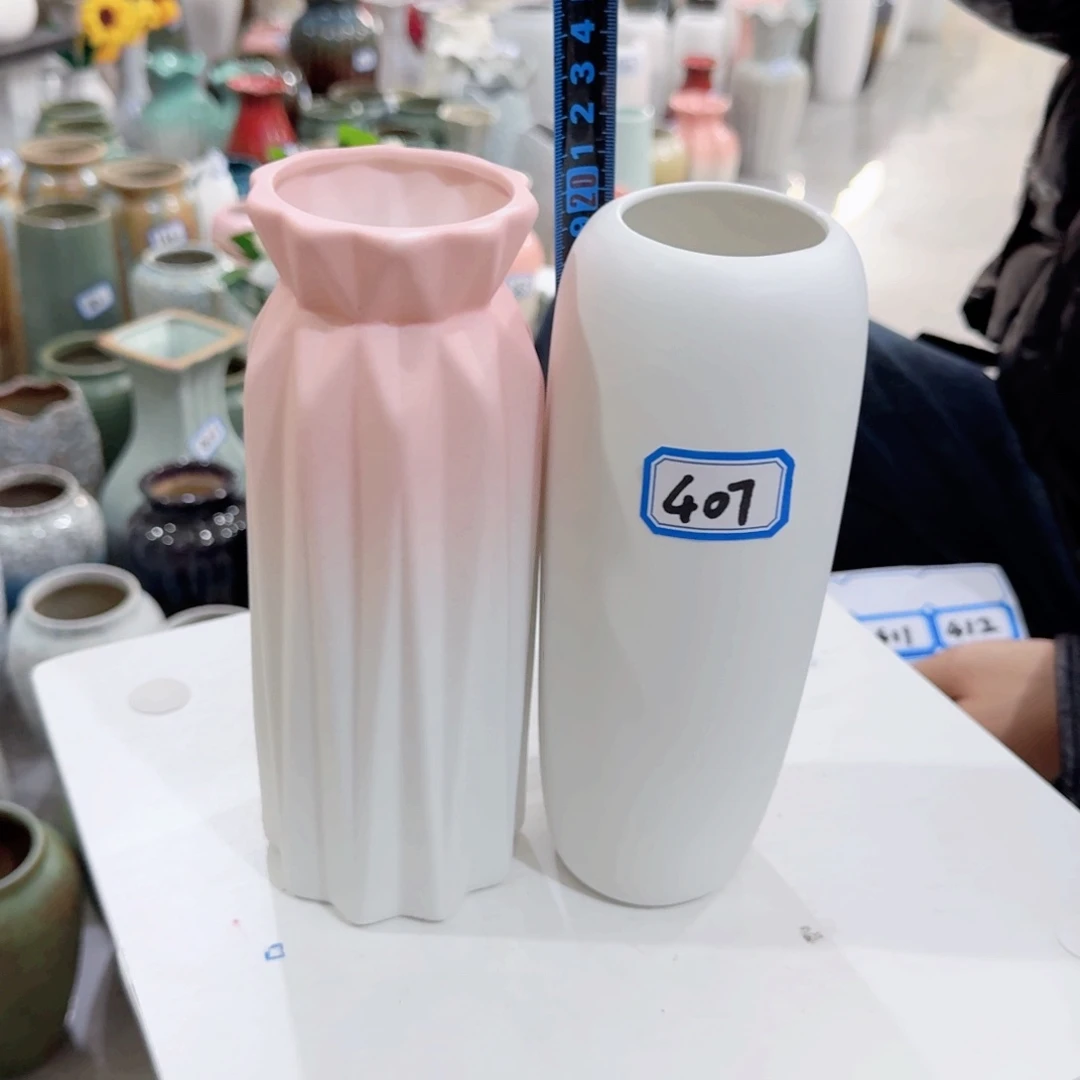 407号一对小花瓶高20厘米瑕疵