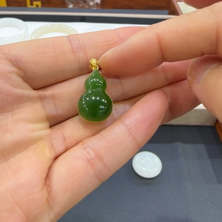 颈饰18K金镶嵌和田玉