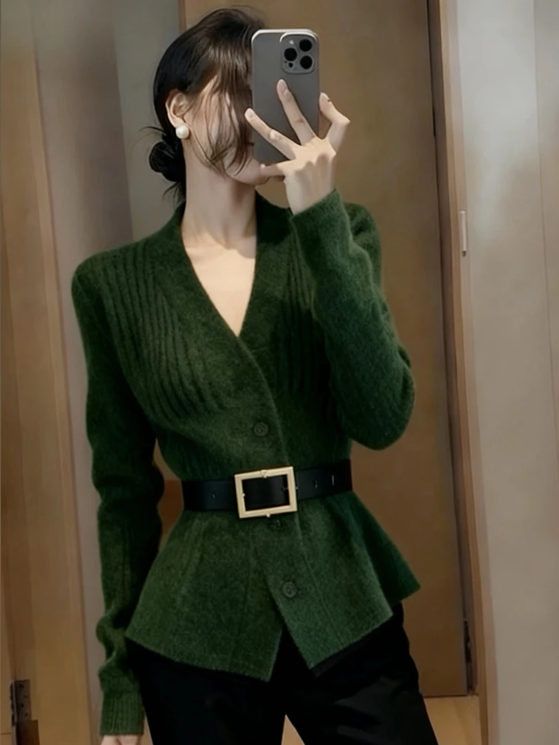 时尚优雅绝美墨绿色V领长袖针织毛衣女冬季新款洋气收腰显瘦上衣