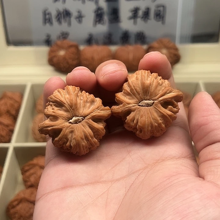 小***治文玩核桃吊坠39尺全品闷白