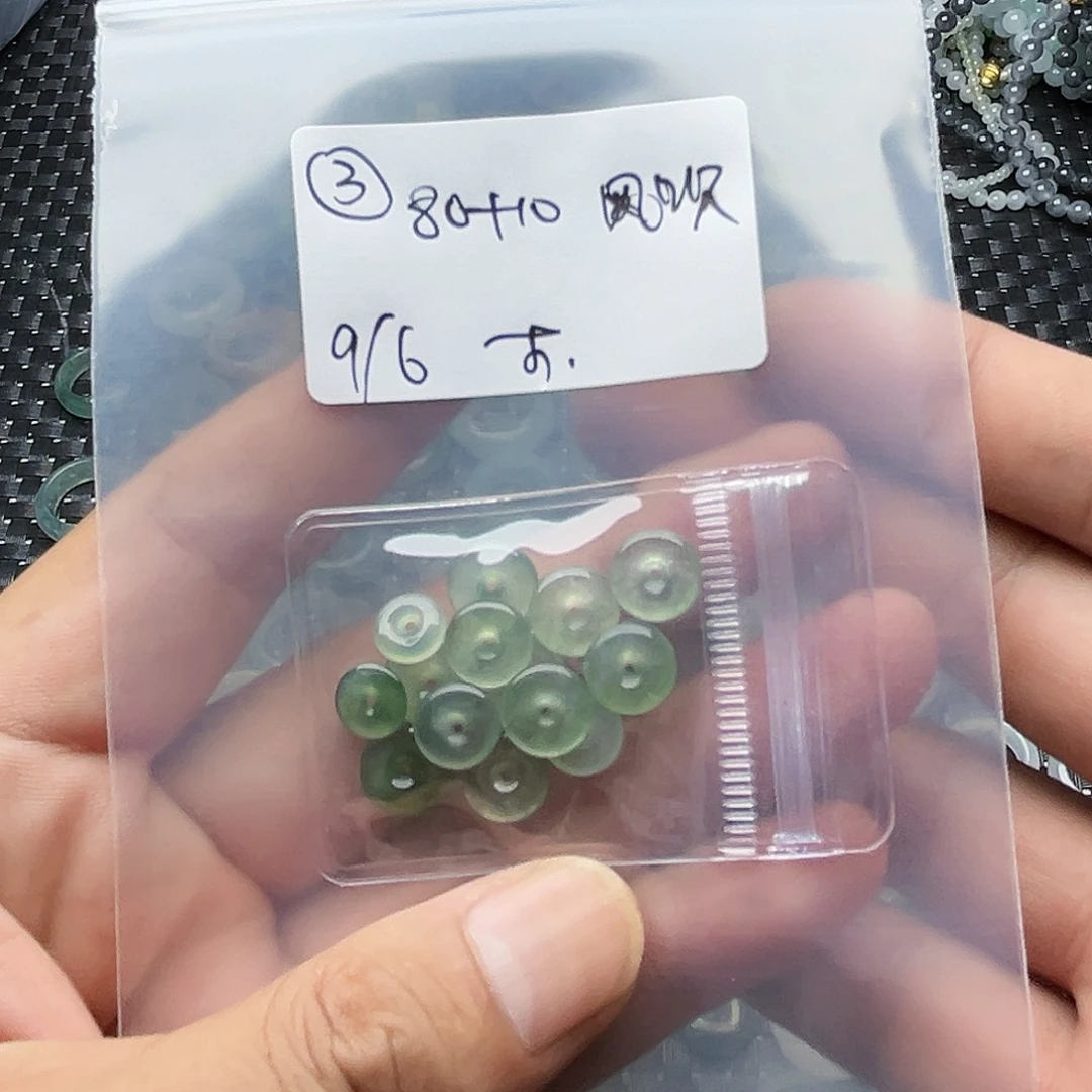 翡翠戒指未镶嵌风***里