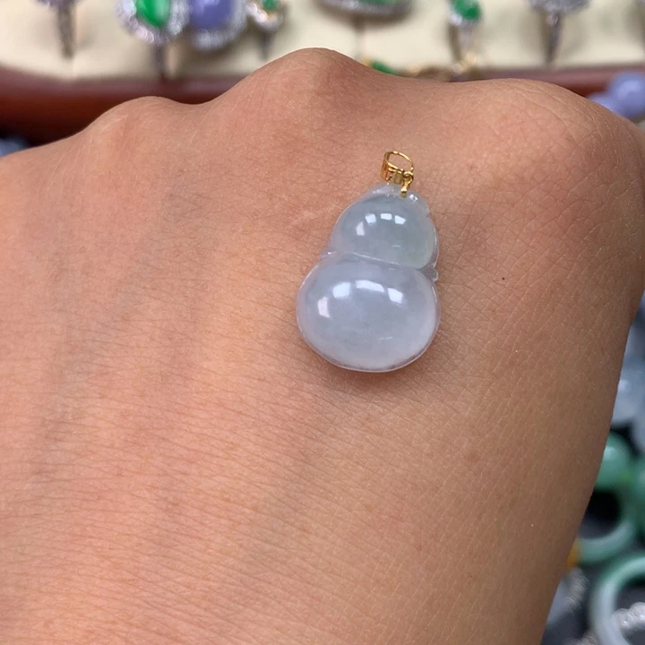 翡翠18K金镶嵌颈饰葫芦