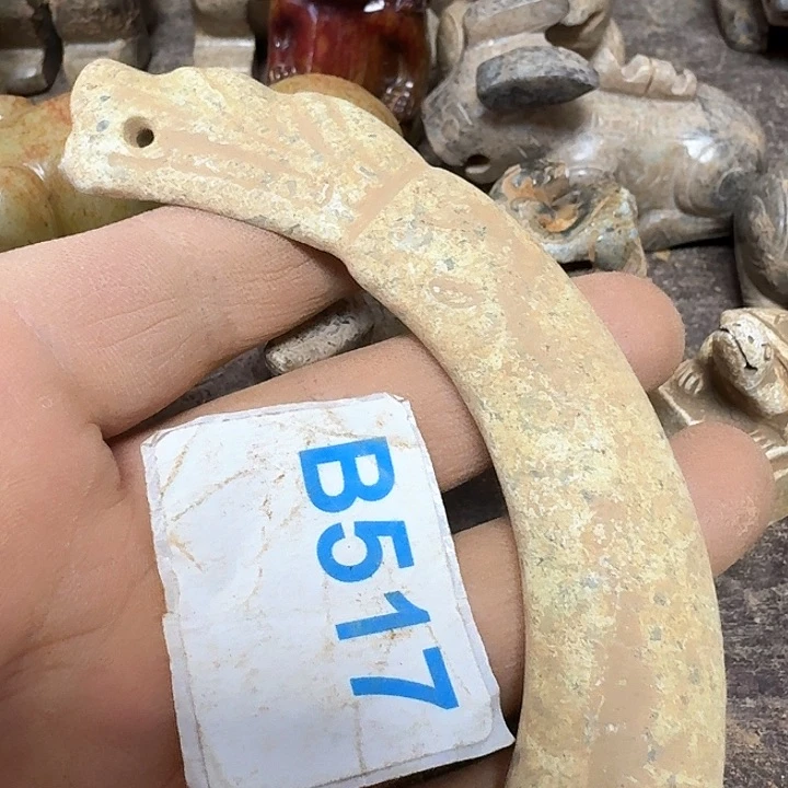 蛇纹石玉颈饰未镶嵌