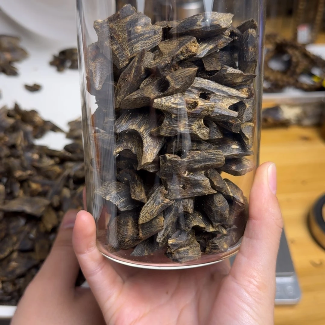 沉香手把件溢*紫罗兰高油块料沉水浮200克➕多样性发货