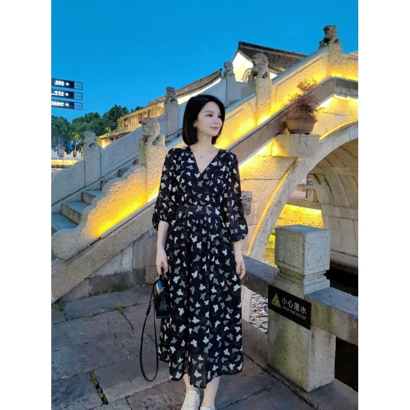 高端精致黑色蝴蝶印花短袖连衣裙女2025新款夏季