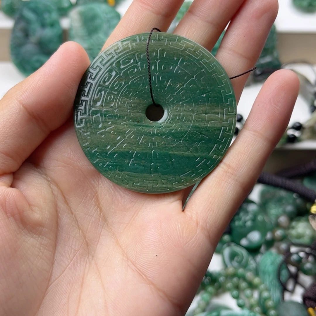 我***艾独山玉未镶嵌挂件