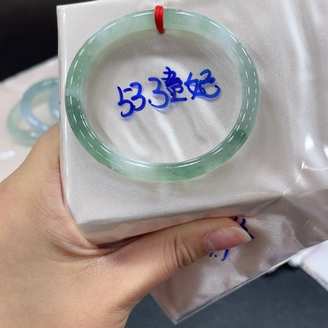 翡翠手镯未镶嵌翡翠