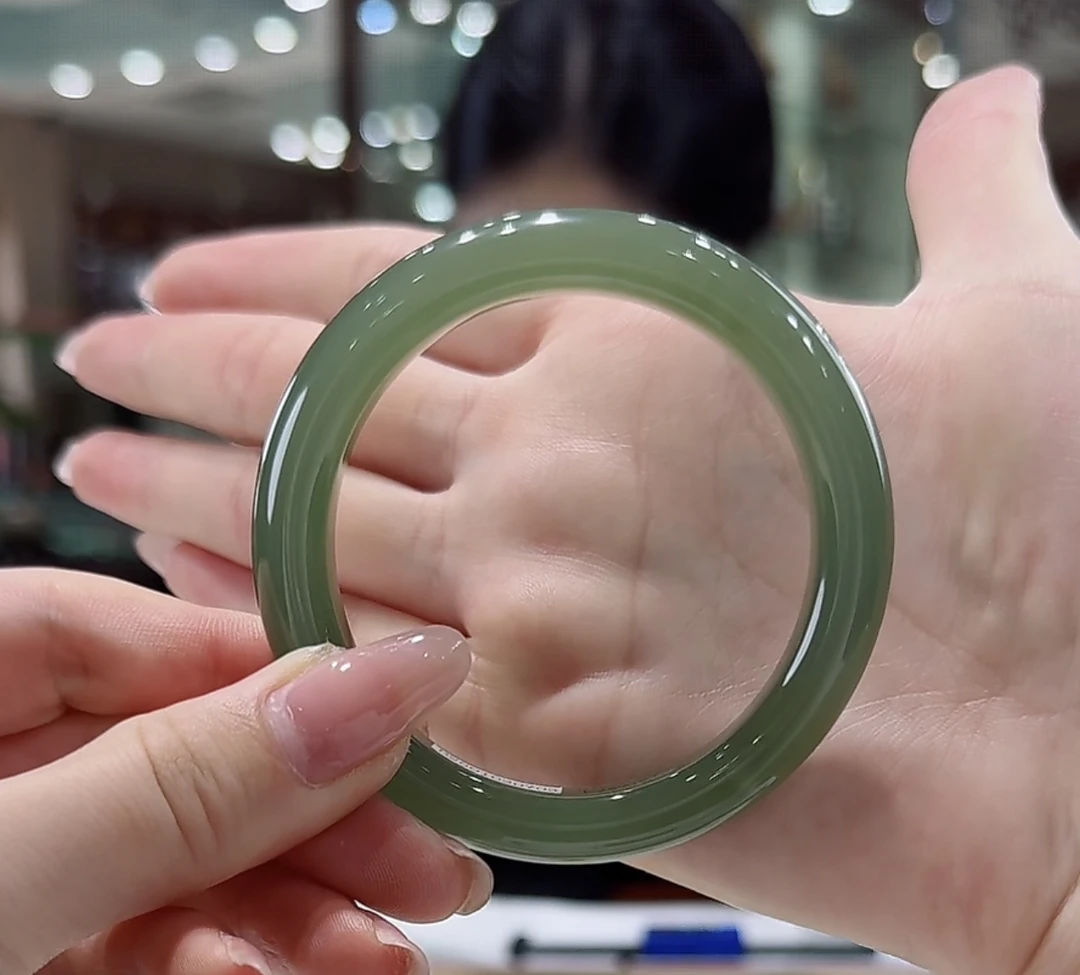 精品天然和田玉手镯 56+