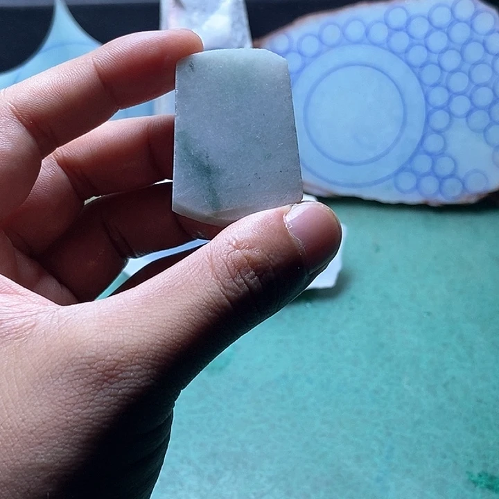 翡翠未镶嵌颈饰片料