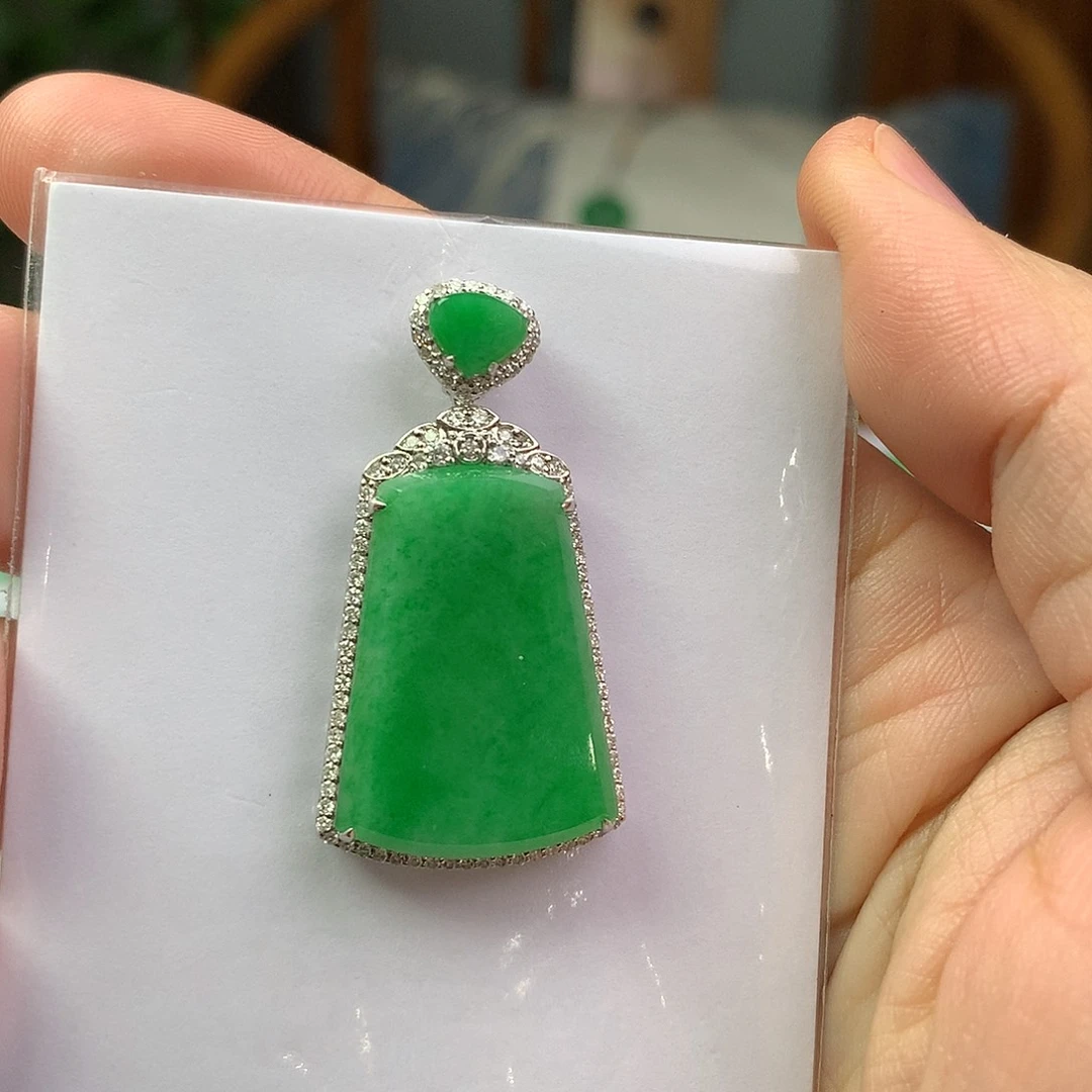 翡翠18K金镶嵌颈饰翡翠首饰