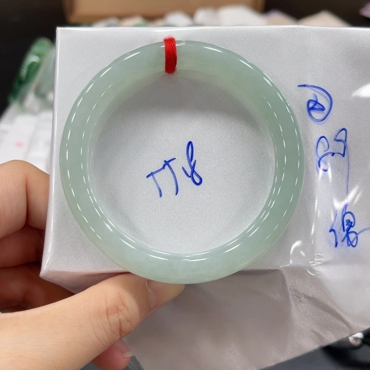翡翠手镯未镶嵌翡翠