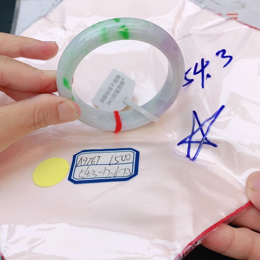 翡翠手镯未镶嵌翡翠