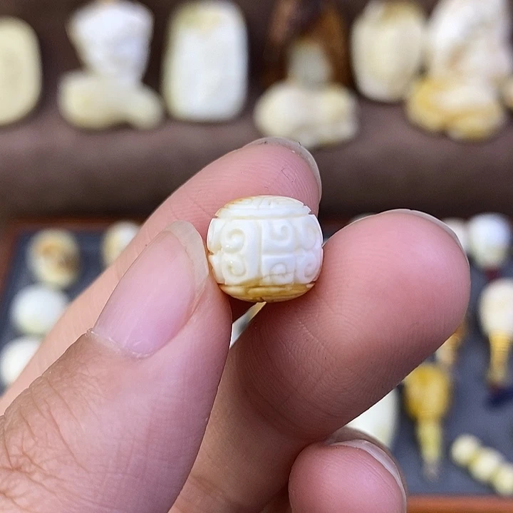 琥珀裸石未镶嵌11×10白蜡回文