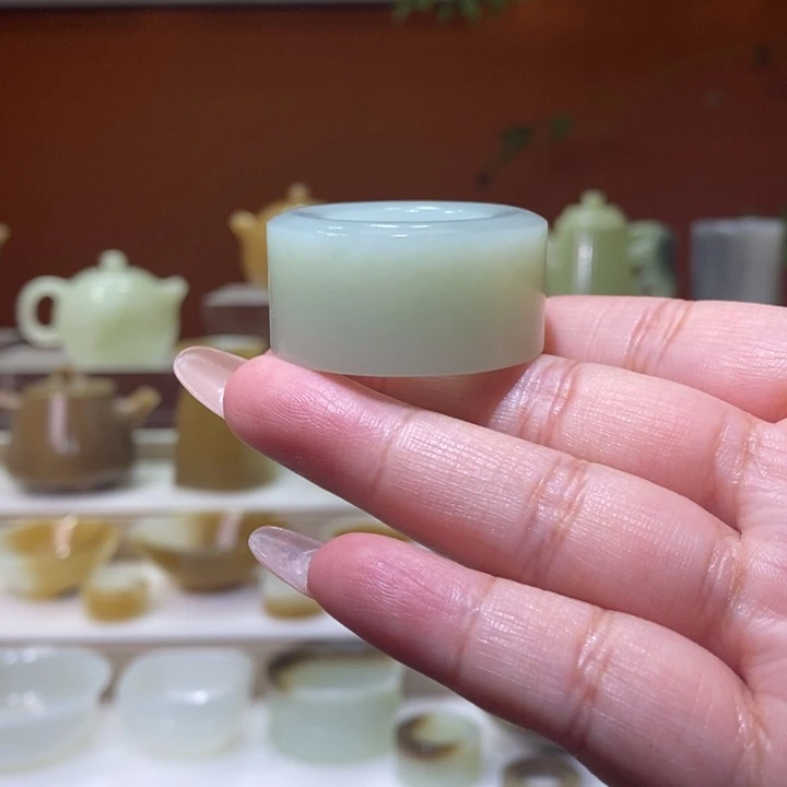 未镶嵌和田玉摆件且末带翠扳指22mm