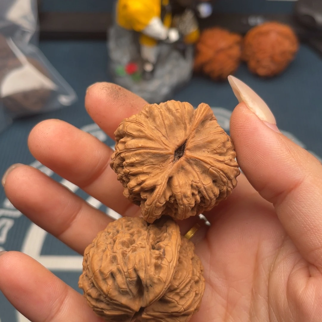 把件文玩核桃抱*?红宝石