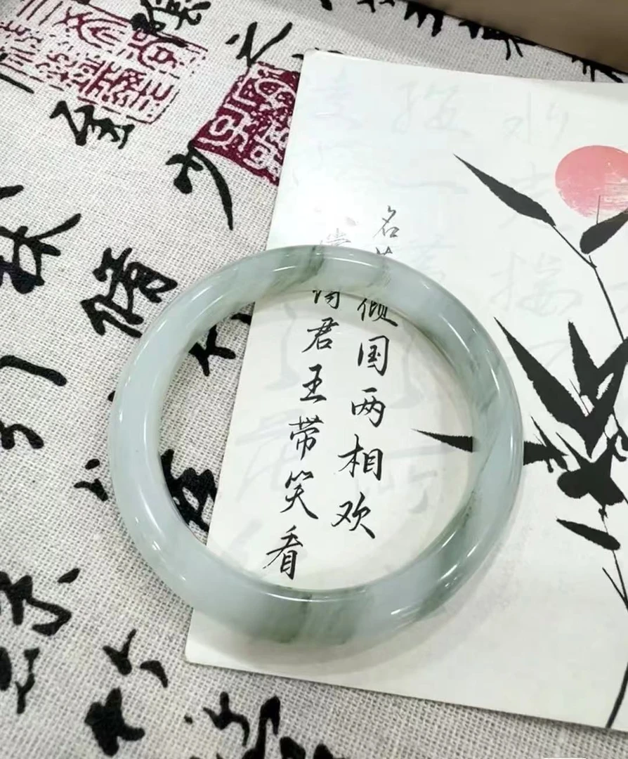 随机天山翠手镯一支（微瑕介意别参与）