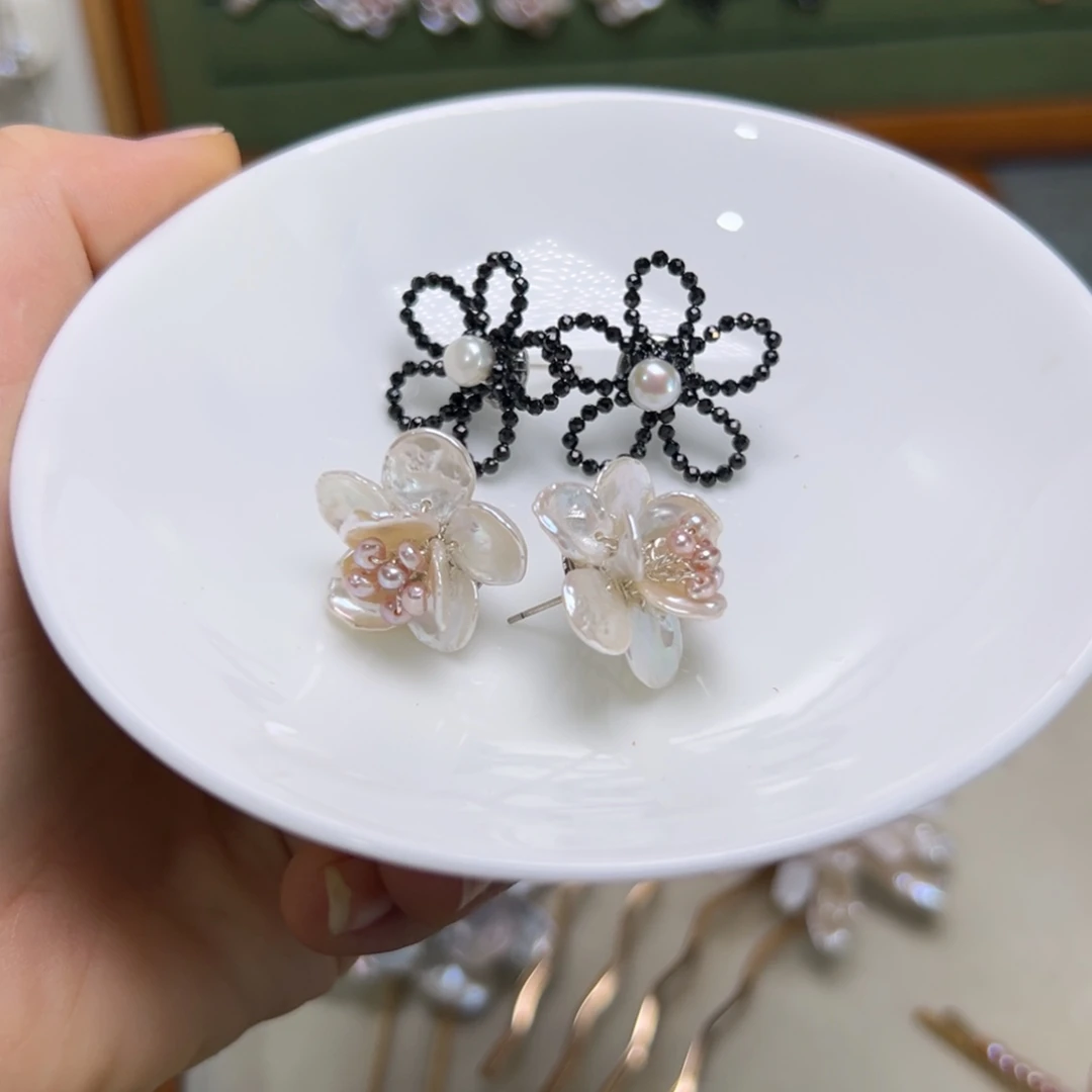 无磁石白色双层花朵耳钉黑色花朵耳钉
