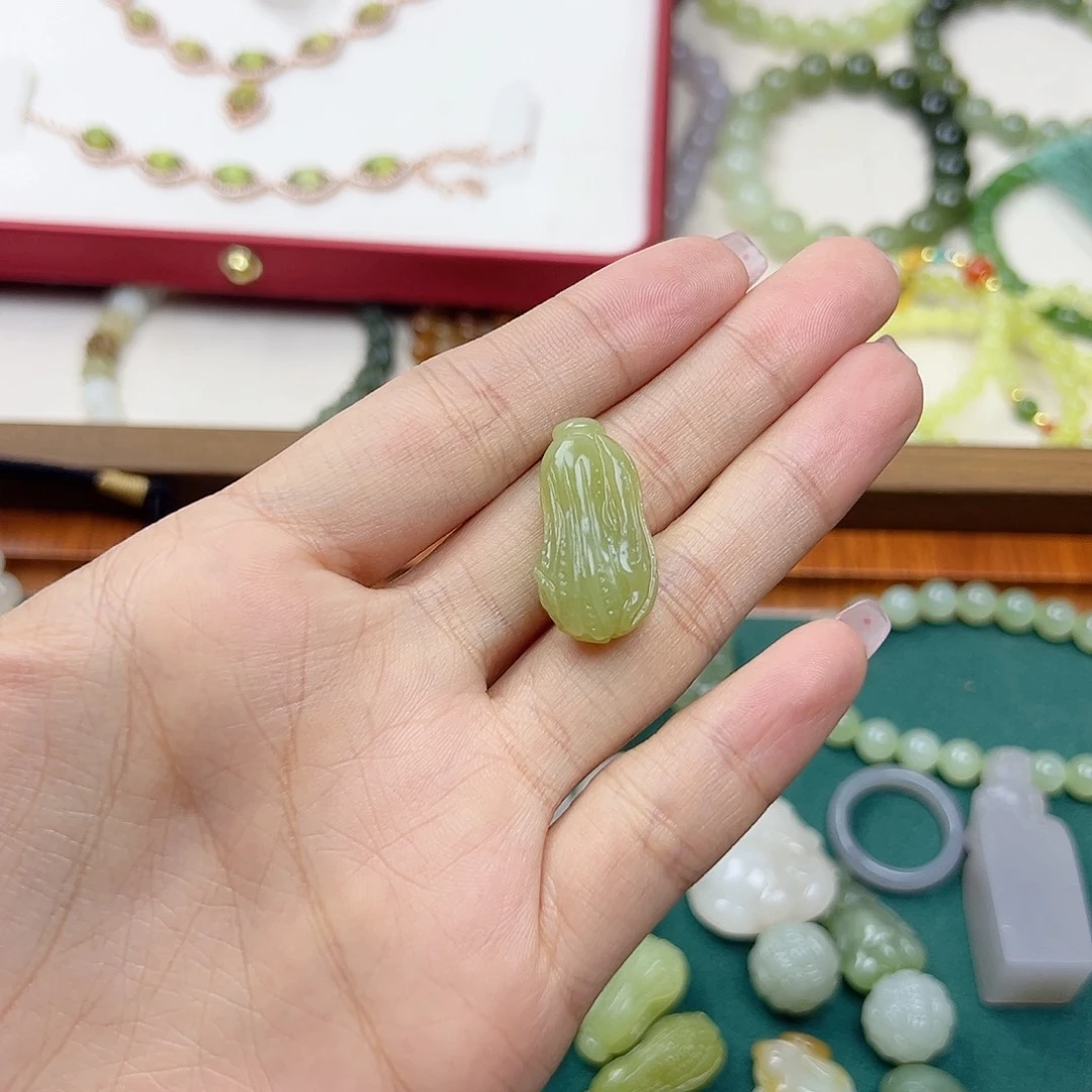 和田玉未镶嵌颈饰那***莲