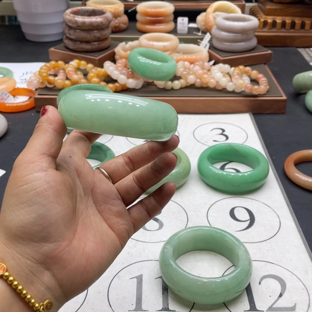 温***x石英岩玉未镶嵌手镯