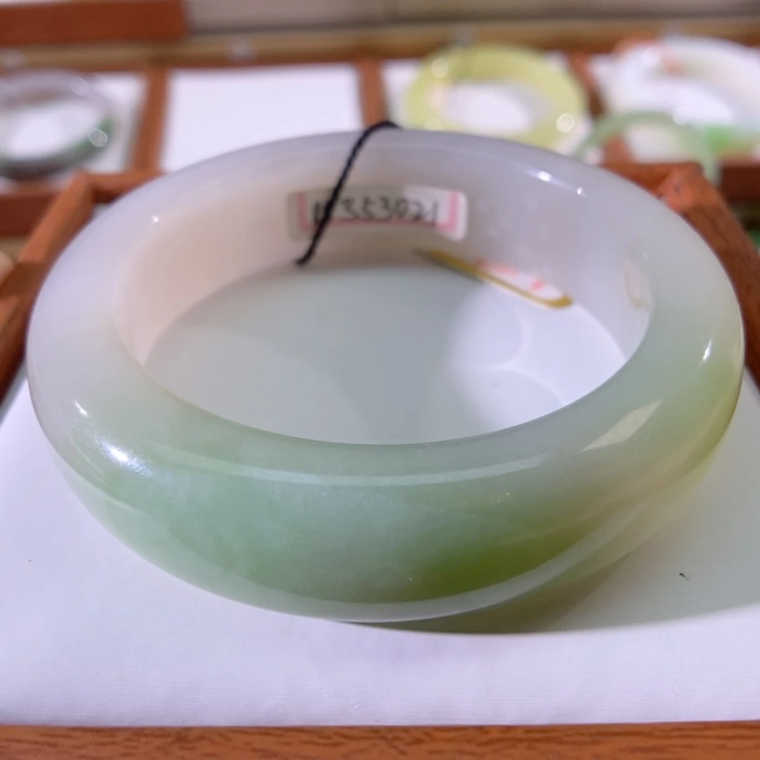 【闪购商品】未镶嵌手镯和田玉（翠青玉）