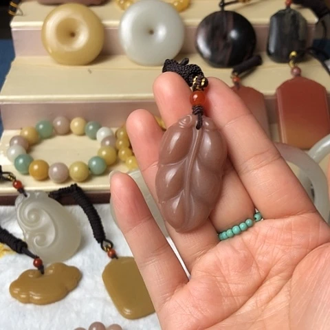 石英质玉未镶嵌颈饰