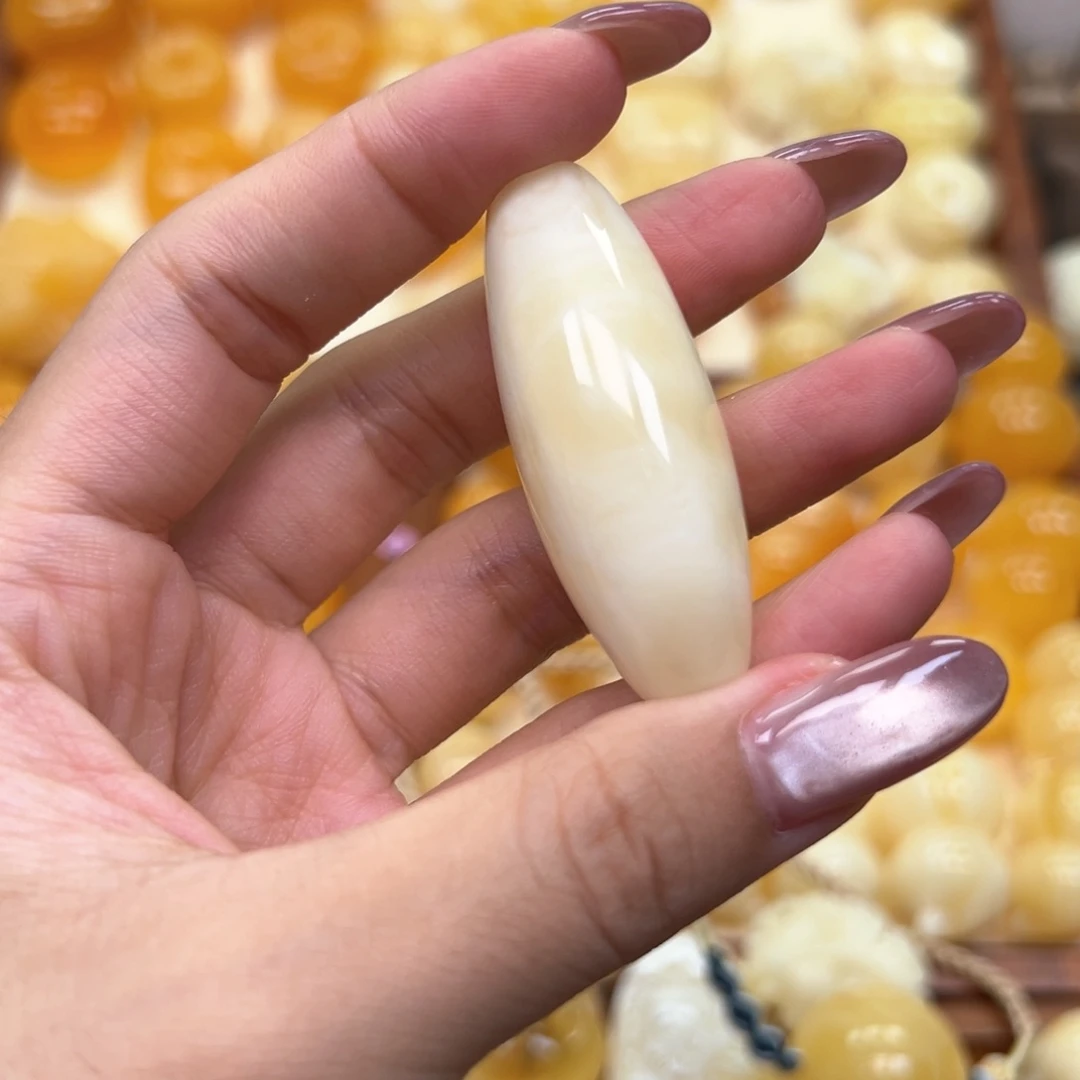 小***鱼琥珀未镶嵌颈饰蜜蜡