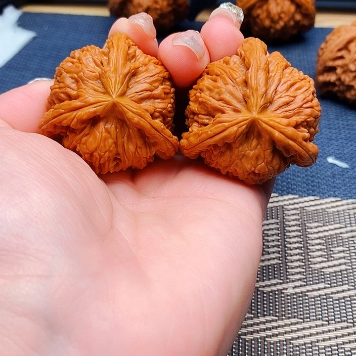 龙***血文玩核桃吊坠三棱