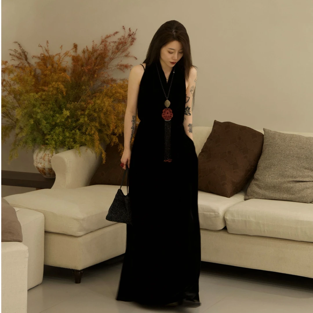 Xuan Yan 挂脖式丝绒长裙 X24LB763