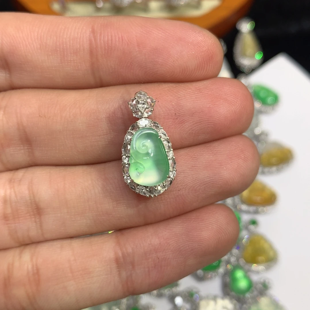 翡翠吊坠(不含链)18K金镶嵌绿如意