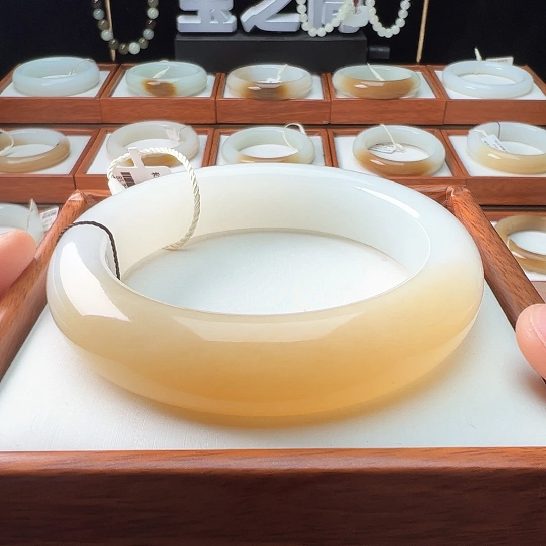 和田玉手镯未镶嵌