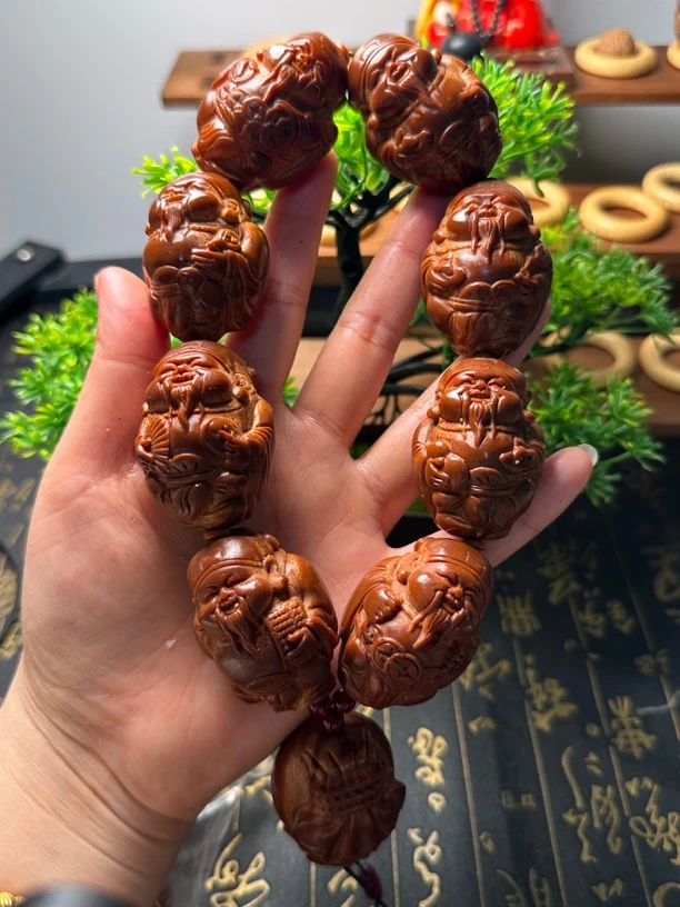 八宝财神，橄榄核雕刻