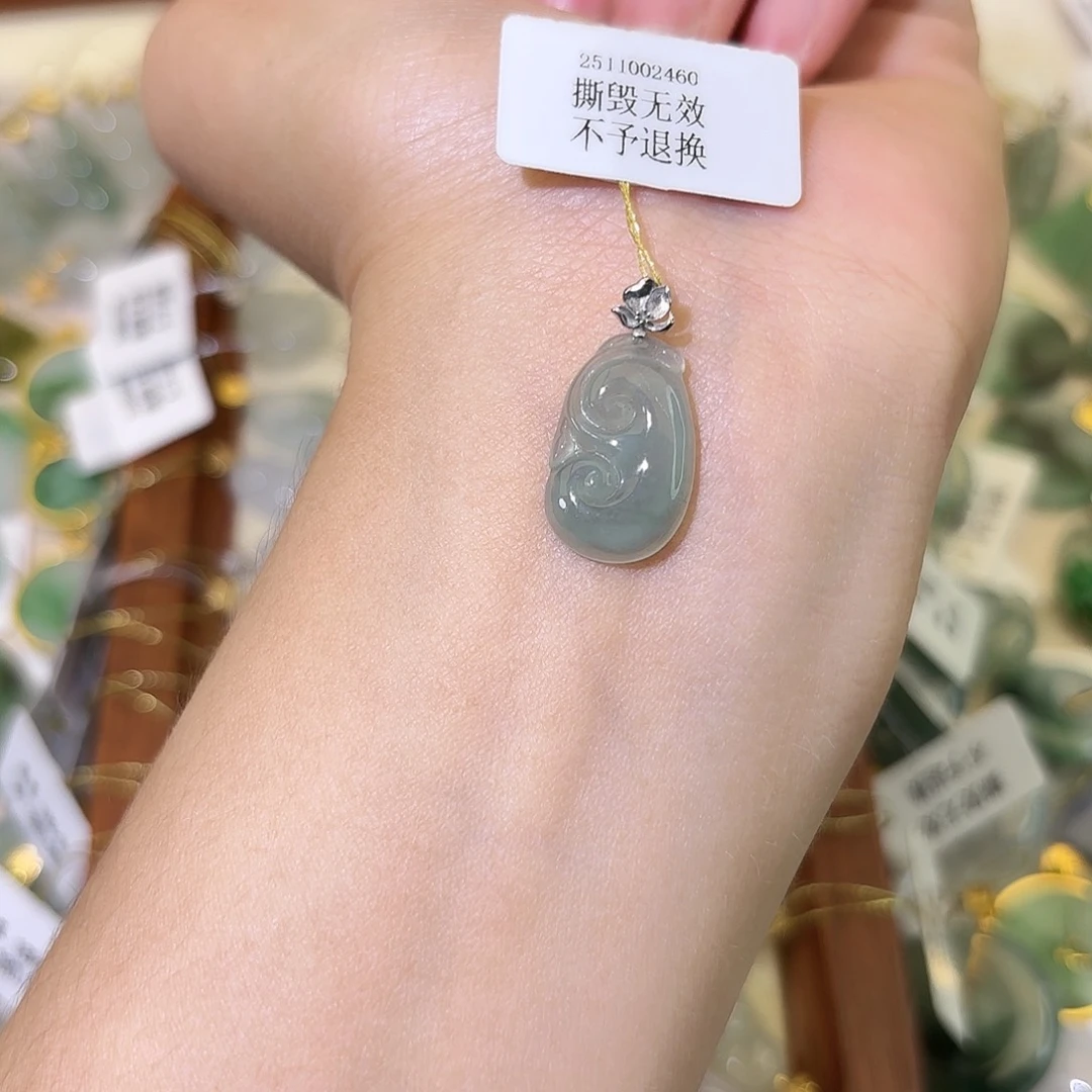 翡翠18K金镶嵌颈饰如意